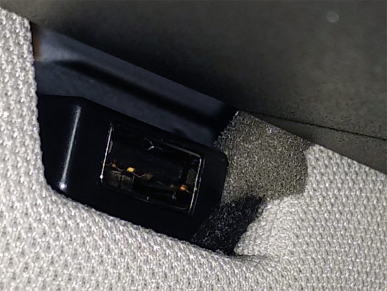 Торчащий поролон из USB-гнезда и какой-то черный элемент (Geely Atlas 2018 LED)  / фото сделано в шоу-рум дилерского центра Geely (Минск, март 2019)