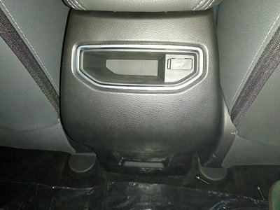 USB-разъем для пассажиров второго ряда Geely Emgrand X7