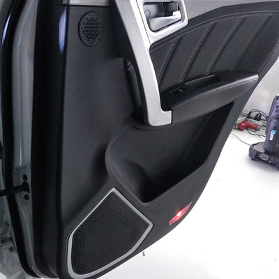 Внутренняя обшивка задней двери Geely Emgrand X7. Присутствует как мидбасс, так и твиттер