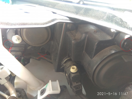 видны два клапана и одно глухое отверстие